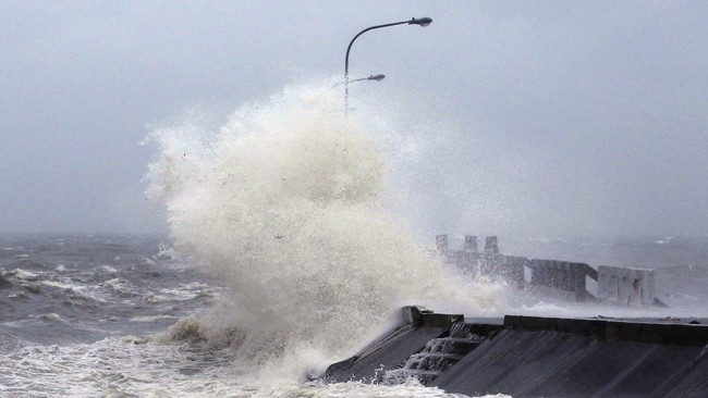 Kekuatan badai Hagupit yang menerjang Filipina Tengah dan sekitarnya semakin melemah dan kini menjadi badai tropis yang menuju Laut Cina Selatan.