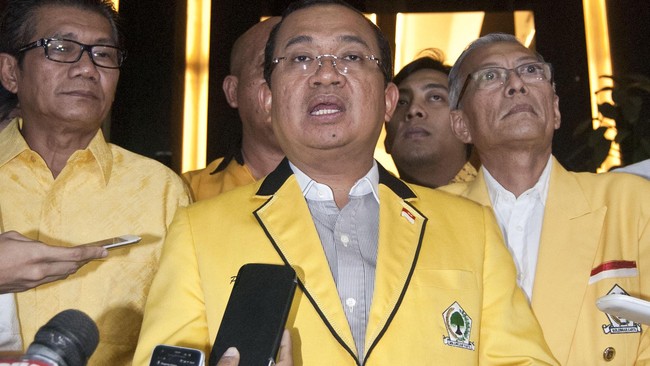 Mahkamah Partai masih terus diperdebatkan mana dianggap sah. Sementara, upaya melalui pengadilan bisa mengancam Golkar tak bisa ikut Pilkada 2015.