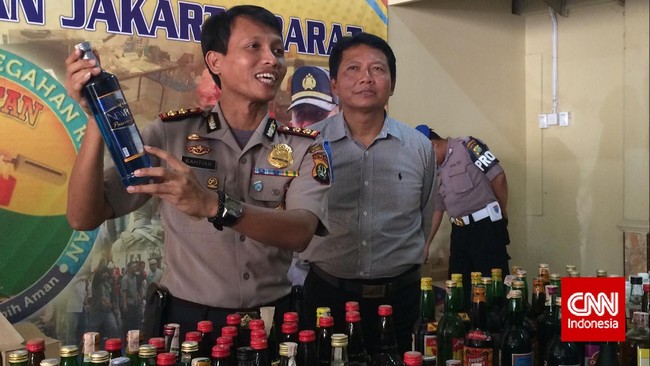 Miras diamankan dari warung jamu dan kios rokok. Penjual hanya diberi peringatan dan wajib lapor.