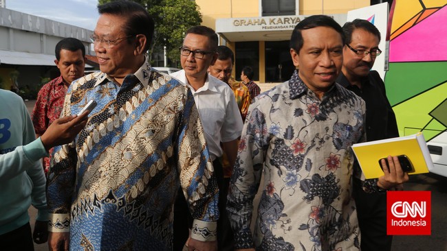 Agung Laksono tak gentar dengan pelaporannya ke Bareskrim oleh kubu Ical. Lewat safari politik, ia hendak memperkuat cengkeramannya atas Partai Golkar.