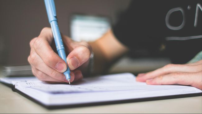 Kalimat vulgar banyak ditemui di novel sastra kita. Tapi anggapan bahwa semakin vulgar semakin sastra, keliru. Vulgar dalam sastra harus punya makna.