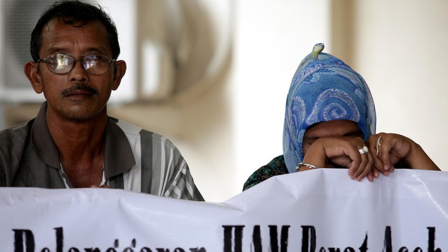 Aktivis penggiat hak asasi manusia (HAM) mendesak pemerintah mencabut keputusan penolakan pemberlakuan Komisi Kebenaran dan Rekonsiliasi Aceh (KKR).