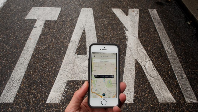 Uber kembali bermasalah. Setelah sempat dicekal di India, aplikasi pemesanan taksi itu kini kembali berseteru di Amerika Serikat.