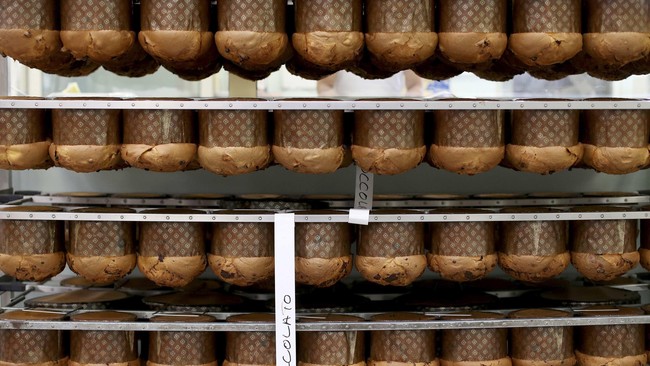 PT Nippon Indosari Corpindo Tbk belum akan menaikkan harga jual Sari Roti pada tahun ini meski dibayangi pelemahan rupiah dan kenaikan tarif dasar listrik.