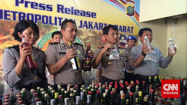 "Minuman ini tidak akan menyebabkan kematian. Saya ini peminum dan sampai saat ini belum mati," kata Edward dengan nada enteng di hadapan polisi.