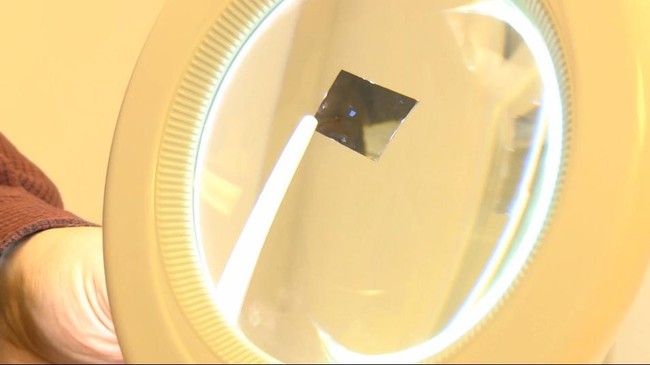 Sebuah chip Kitab Perjanjian Baru berukuran nano telah berhasil diciptakan. Bagaimana cara membacanya?