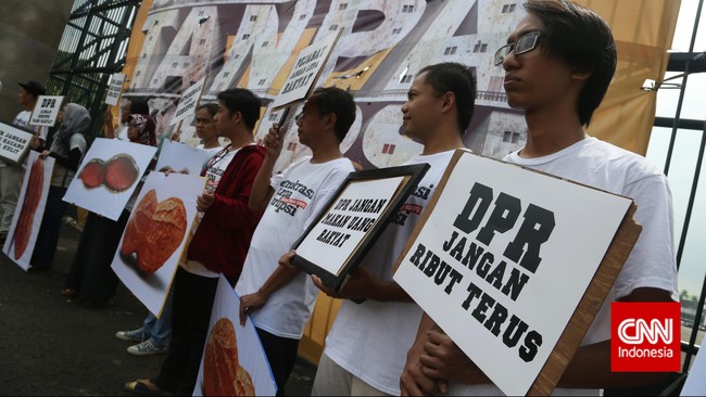 Aktivis ICW Tama S. Langkun mengatakan penetapan Abraham Samad sebagai tersangka akan menghambat kinerja lembaga tersebut dalam memberantas korupsi.