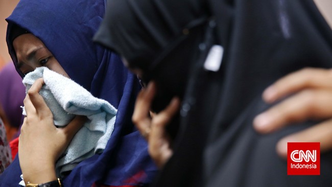 Sesaat setelah mendengar putusan hakim, terdakwa pembunuh Ade Sara, Assyifa Ramadhani, pingsan di depan ruang sidang.
