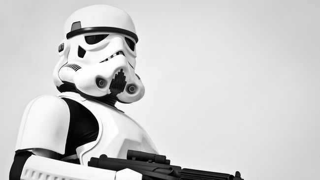 Aktor John Boyega merespon sebagian orang rasis yang mempertanyakan mengapa justru orang hitam yang memerankan prajurit Imperial?