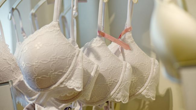 Bukan cuma perempuan, pria ternyata juga punya pilihan pakaian dalam perempuan favoritnya masing-masing, sekalipun mereka tidak memakainya.