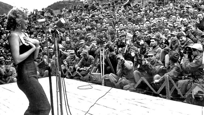 "Beberapa foto memang berpose, tapi beberapa lainnya memperlihatkan Marilyn Monroe dalam situasi yang intim," ujar kurator Marek Stanielewicz.