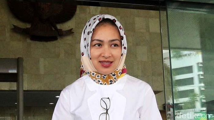 Walikota Tangerang Selatan, Airin Rachmi Diany kembali menyambangi kantor Komisi Pemberantasan Korupsi, Selasa (9/12/2014). Tak jelas kehadirannya kali ini untuk apa. Saat ditanya ia hanya terdiam dan terus mengumbar senyum. Seperti diketahui, Penyidik Komisi Pemberantasan Korupsi (KPK) memang kembali memanggil Tubagus Chaeri Wardana alias Wawan sebagai tersangka kasus korupsi pengadaan alat kesehatan (alkes) di Dinas Kesehatan Provinsi Banten.
