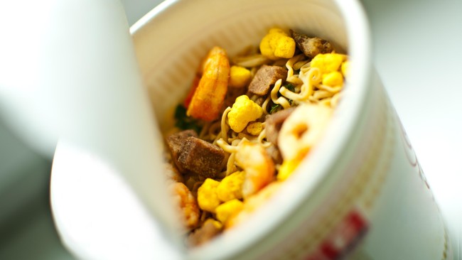 Sebelumnya kecoak pernah ditemukan di dalam sebungkus pasta, kini industri pangan Jepang dihebohkan dengan temuan seekor kecoak dalam sebungkus mie instan.