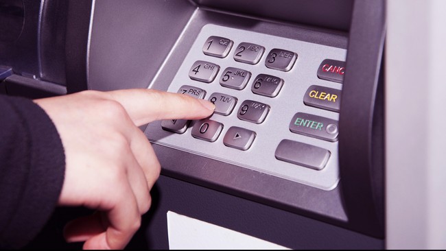 Ramai warga serbu ATM Bank of Ireland yang eror karena bisa tarik hingga transfer uang setara Rp16,6 juta meski tak ada saldo di tabungan. 