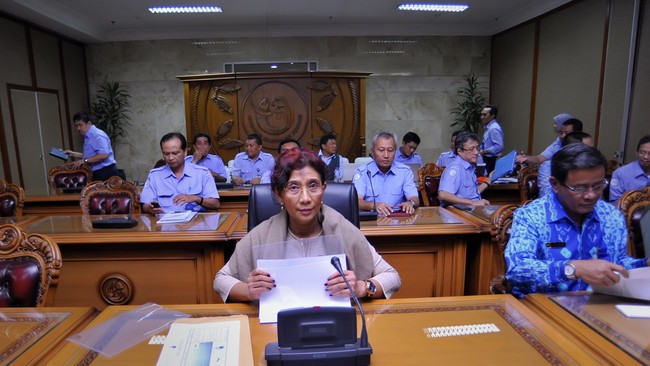 Menteri KKP Susi Pudjiastuti mengancam akan kembali membuka keran impor pakan ikan jika produsen dalam negeri tidak juga menurunkan harga jual.