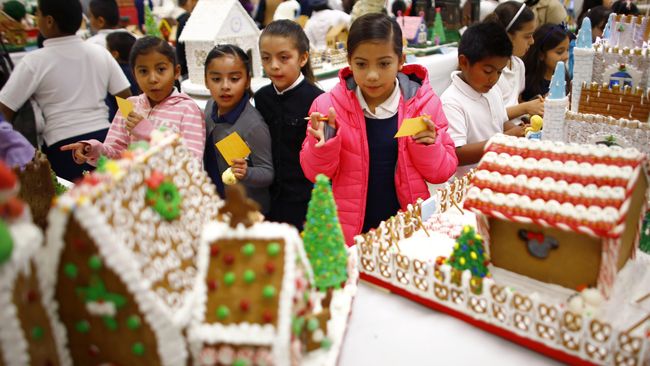 Jika biasanya gingerbread hanya dibuat dalam ukuran mini, kini Anda justru bisa 'bertamu' dan makan malam nikmat di dalam rumah kue jahe raksasa ini.