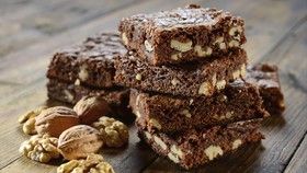 Melihat Diri Makan Kue di Cermin Bisa Mengurangi Kelezatannya
