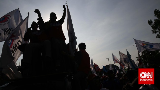 Aksi unjuk rasa buruh hari ini di Jakarta patut menjadi peringatan bagi pemerintah untuk menyiapkan regulasi soal ketenagakerjaan.