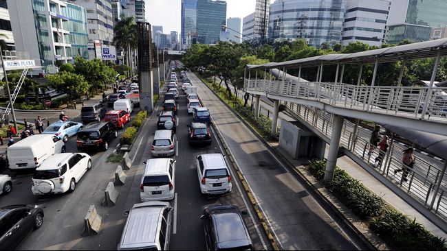 Kepala Negara KAA Melintas, Empat Jalur Protokol Disterilkan Polda Metro Jaya mengimbau pengguna jalan untuk melintasi beberapa jalur alternatif yang disediakan di sekitar empat jalan protokol tersebut.
