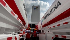 Truk Pertamina Serempetan di Cengkareng, Pertalite Tumpah ke Jalan