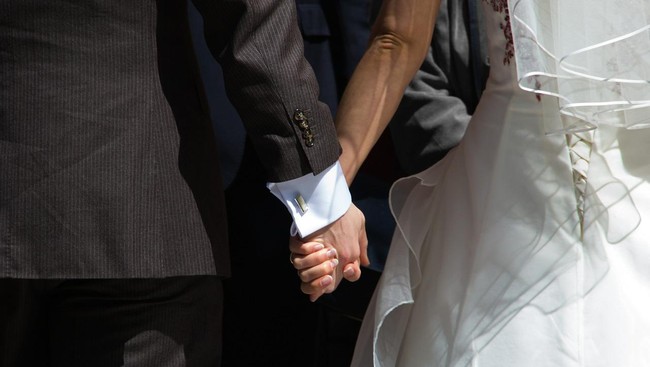 Pengantin pria di Banda Aceh meminta para tamu yang terlanjur menghadiri acara pernikahannya untuk pulang, demi mencegah penularan virus corona.