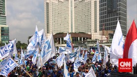 Ribuan Buruh Kepung Istana Setelah Salat Jumat