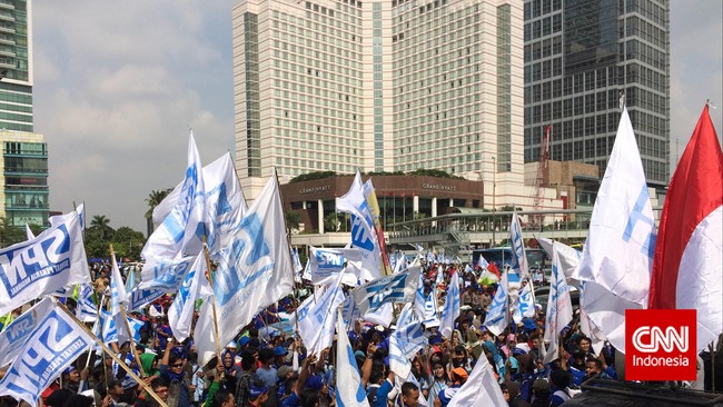 "Kita menuntut upah karena belum ada penyesuaian akibat kenaikan BBM," kata Ketua Umum DPP Serikat Pekerja Nasional Iwan Kusmawan.