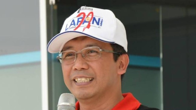 Menerbangkan astronaut ke antariksa membutuhkan biaya sangat besar. Sekarang, Indonesia fokus pada pembangunan satelit untuk memantau daratan dan lautan.