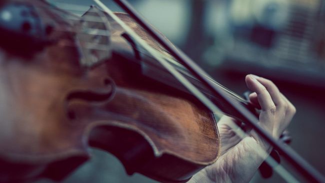 Alat musik melodis adalah alat musik yang bisa menciptakan nada atau melodi. Berikut penjelasannya.