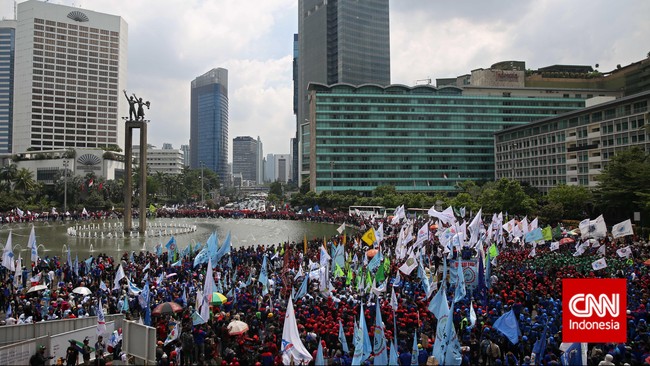 Kaum buruh berasal dari Serikat Pekerja Nasional, Konfederasi Serikat Buruh Sejahtera Indonesia, dan Serikat Pekerja Seluruh Indonesia.