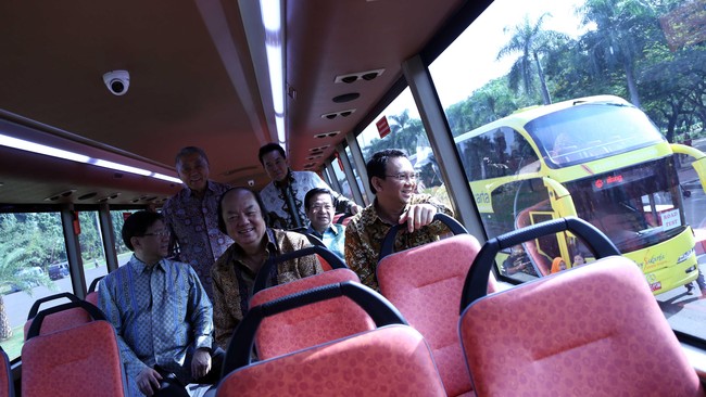 Peraturan mengenai spesifikasi berat bus tingkat menjadi penyebab molornya jadwal operasi bus. Ahok pun bingung dengan peraturan tersebut.