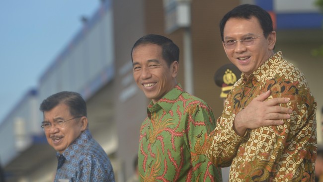Jokowi dinilai tak berada di posisi nyaman saat ini. Karena itu ia mulai menjalin komunikasi politik dengan politikus di luar KMP.