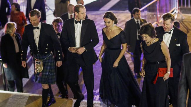 Kate Middleton ternyata masih punya serangkaian busana yang anggun selama kunjungan di New York. Tetapi, lagi-lagi ia memakai gaun Jenny Packham.
