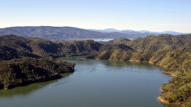 Wisata air bukan hanya kolam, danau, sungai, dan air terjun. Masukkan kanal banjir dalam daftar petualangan yang lebih seru.