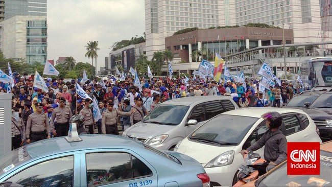 Ribuan buruh tumpah ruah di Bundarah HI, alhasil arus lalu lintas dua ruas jalan tersebut lumpuh menuju arah Istana Negara dan Balai Kota Jakarta.