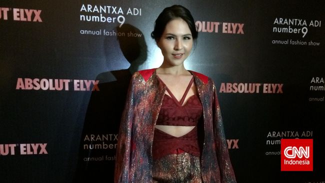 Mengenakan blazer merah, penampilan Olivia Jensen tampak nge-jreng. “Saya lebih suka gaya seperti ini, sedikit edgy tapi minimalis."