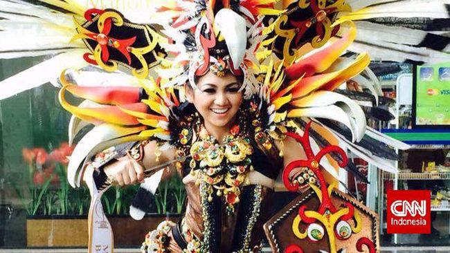 Nama Indonesia kembali harum di mata dunia. Putri Indonesia Pariwisata 2014, Estelita Liana meraih predikat kostum nasional terbaik di Miss Supranational 2014.