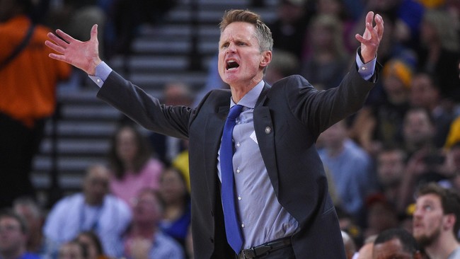 Pelatih tim juara NBA, Golden State Warriors, Steve Kerr mengalami cedera punggung. Akibat cedera tersebut, Kerr pun harus menjalani operasi punggung.
