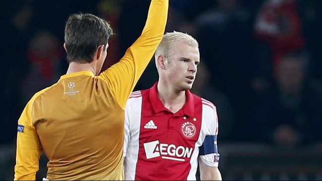 Ajax Amsterdam memastikan satu tiket ke babak 32 besar Liga Europa berkat kemenangan 4-0 atas APOEL Nicosia di Amsterdam Arena, Rabu (10/12).