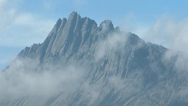 Dua pendaki wanita Lilie Wijayanti dan Elsa Laksono meninggal dunia dalam perjalanan turun dari puncak Carstensz, Mimika, Papua Tengah.