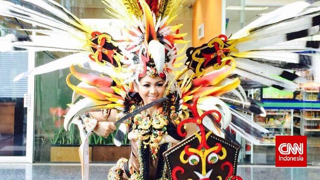 Kostum Putri Indonesia terinspirasi dari kekayaan dan keindahan alam pulau Kalimantan. Lebih detail, kostum ini menampilkan cerita si burung enggang.