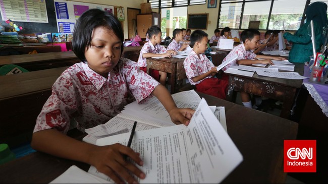 Penerapan kebijakan sekolah sehari penuh masih mendapat banyak hambatan. Kemendikbud sebaiknya mengkaji kebijakan itu lebih dalam.