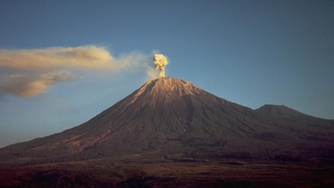 Gunung Semeru erupsi dua kali pada Selasa (18/6) dini hari. Warga diminta menjauh radius 13 kilometer.