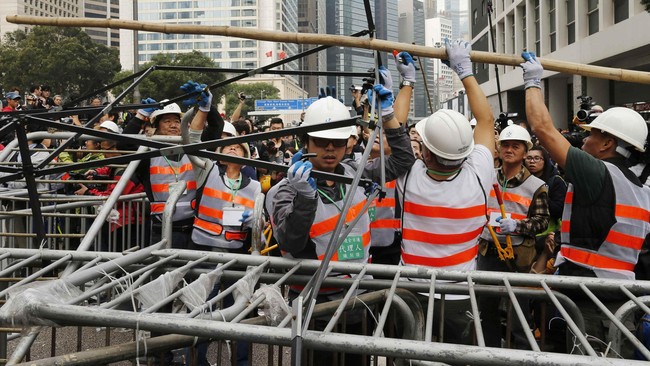 Pihak berwenang Hong Kong membersihkan lokasi terakhir kamp pengunjuk rasa pro-demokrasi &nbsp;yang menuntut demokrasi penuh dari pemerintahan di Beijing.