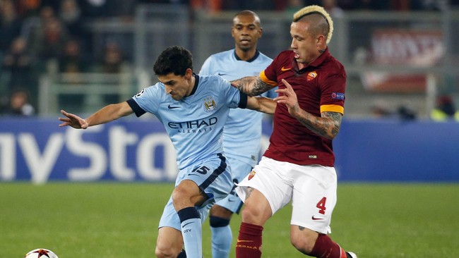 Gelandang Serbia, Adem Llajic terlihat marah ketika ditarik keluar oleh pelatih Rudi Garcia dalam laga antara AS Roma melawan Manchester City.