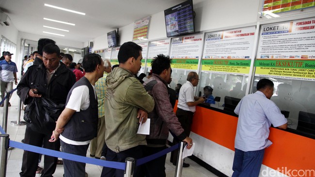 Kementerian Perhubungan mengajukan sistem kompensasi untuk keterlambatan kereta api. PT KAI masih mengkajinya, meski sudah diberlakukan pada dua bulan lalu.