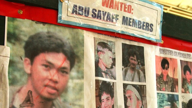 Pemerintah dinilai tidak perlu menggunakan pendekatan uang dalam upaya pembebasan tujuh sandera WNI di Filipina.