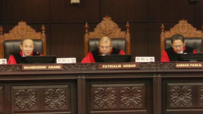Presiden Joko Widodo menunjuk I Dewa Gede Palguna untuk menggantikan Hamdan Zoelva sebagai hakim Mahkamah Konstitusi (MK) dari unsur pemerintah.