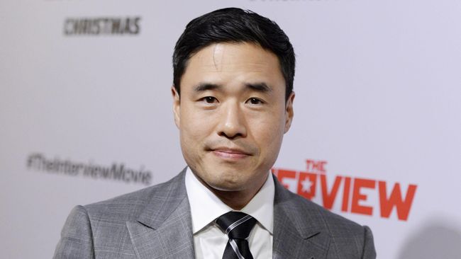 Film The Interview mengisahkan parodi hubungan Amerika dan Korea Utara. Randall Park dengan berani tampil memerankan Kim Jong Un, pemimpin Korea Utara.