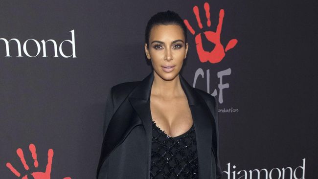 Foto pamer bokong Kim Kardashian untuk majalah Paper menghebohkan internet. Seorang pelukis Denmark terinspirasi mengabadikannya, dengan cara super unik.